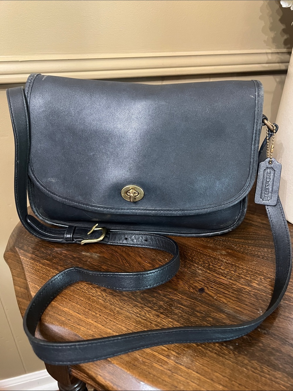 Vintage Coach Black Leather Crossbody with Gold Turnlock❤️❤️